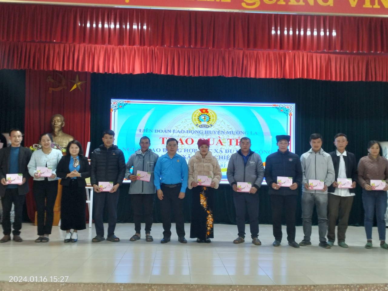 Liên đoàn Lao động huyện Mường La trao quà Tết động viên các gia đình khó khăn vươn lên làm du lịch cộng đồng tại Ngọc Chiến