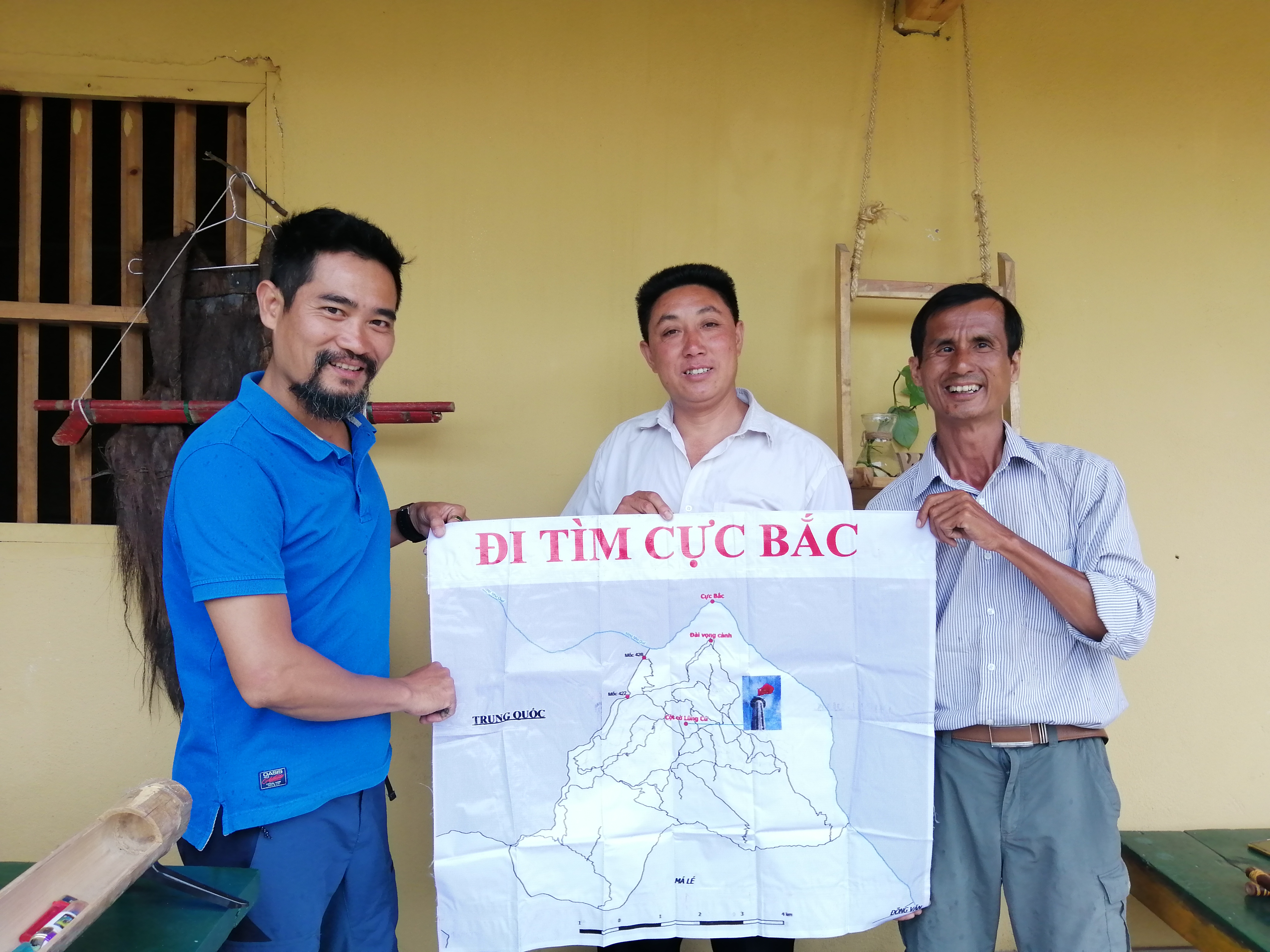 Nguyễn Cường trong những ngày đầu hướng dẫn bà con Lô Lô làm du lịch