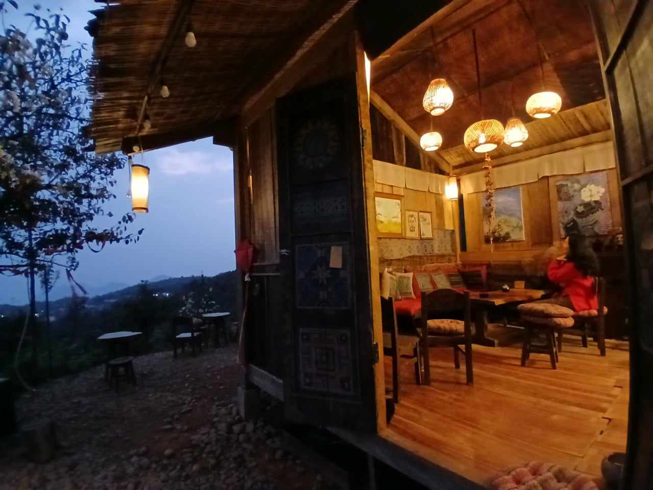 Quán cafe trên bản, nơi Cường đón bạn bè