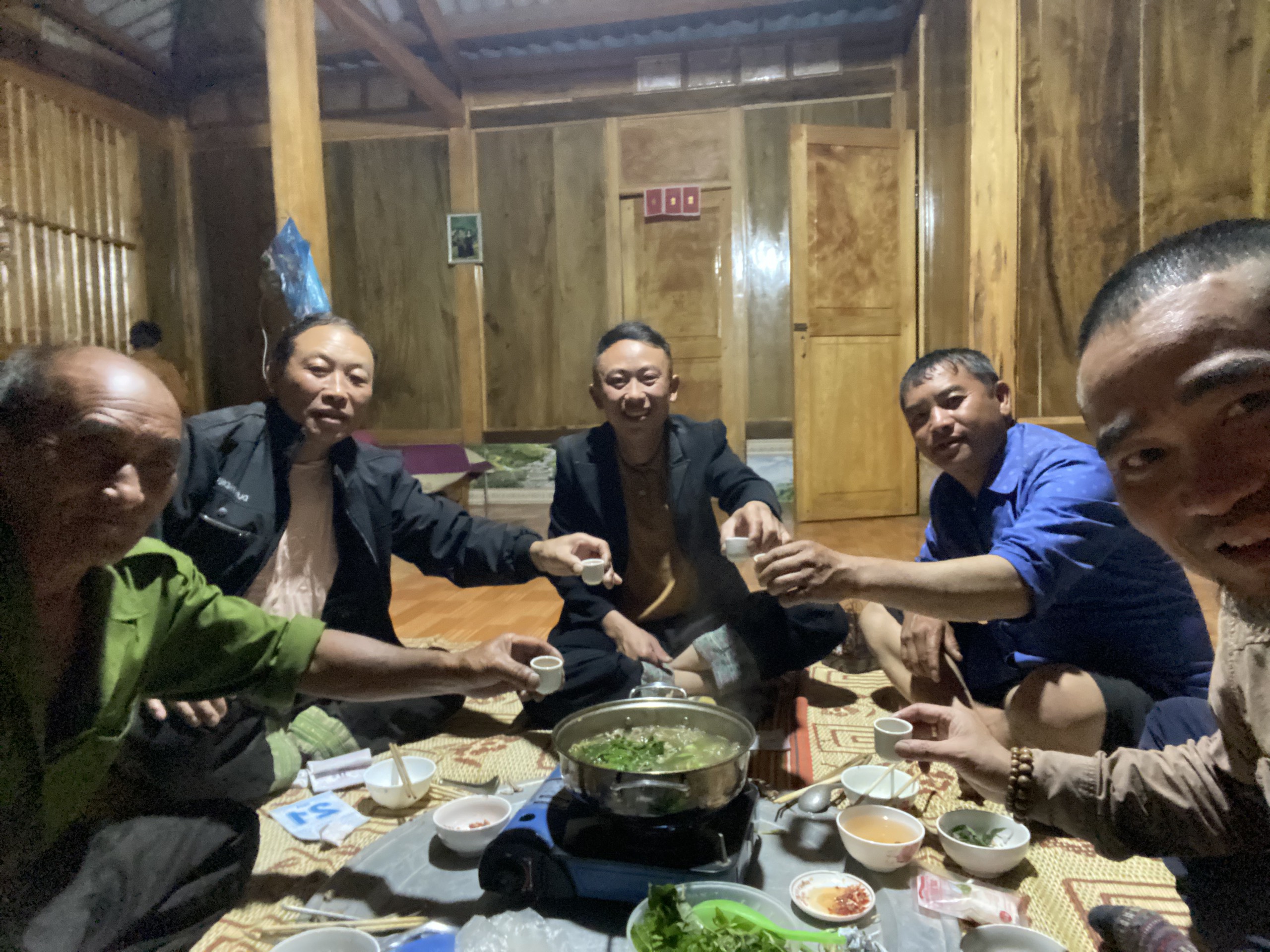 Uống rượu trong gia đình A Vạng