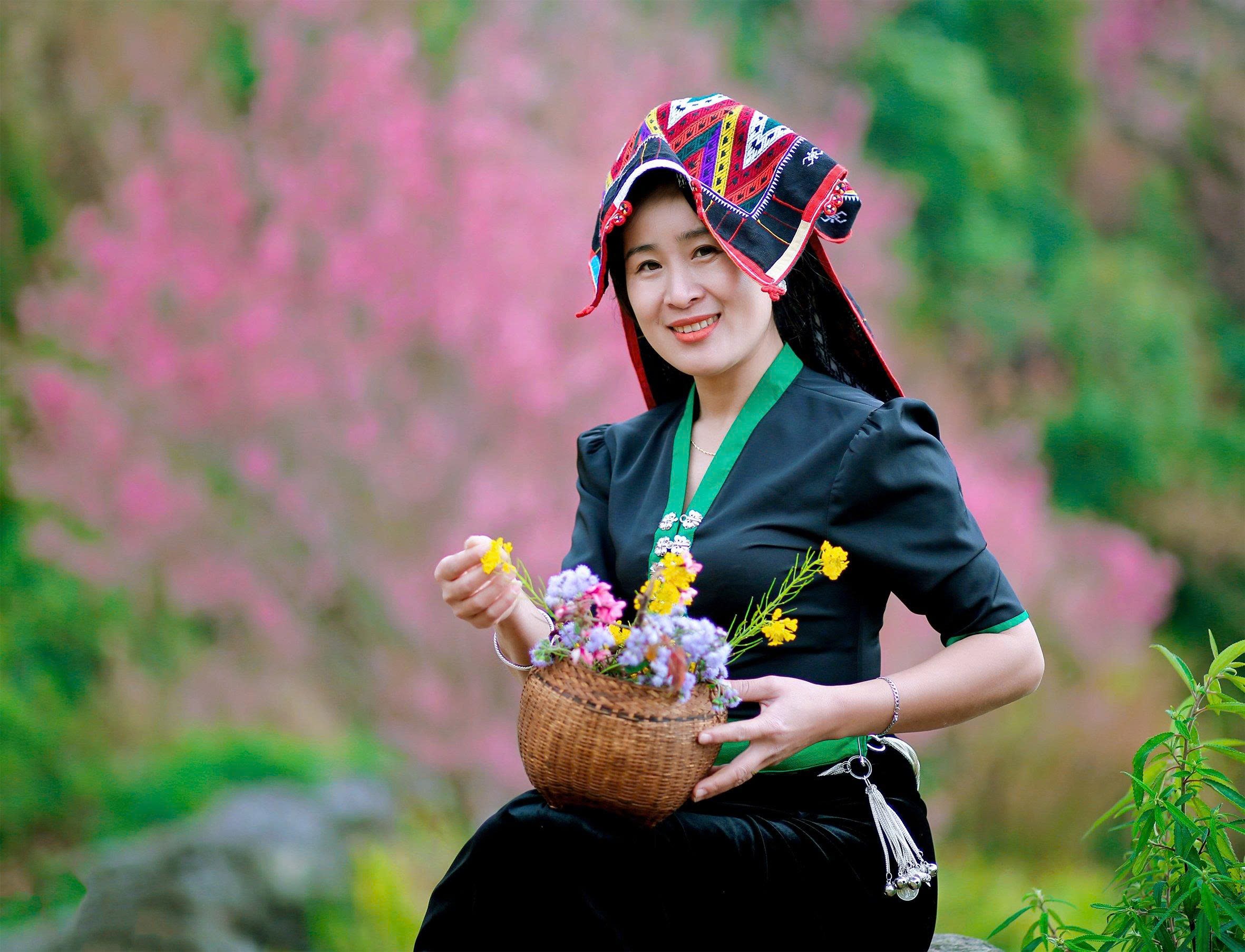 Mùa hoa anh đào thu hút rất nhiều chị em đén chụp ảnh