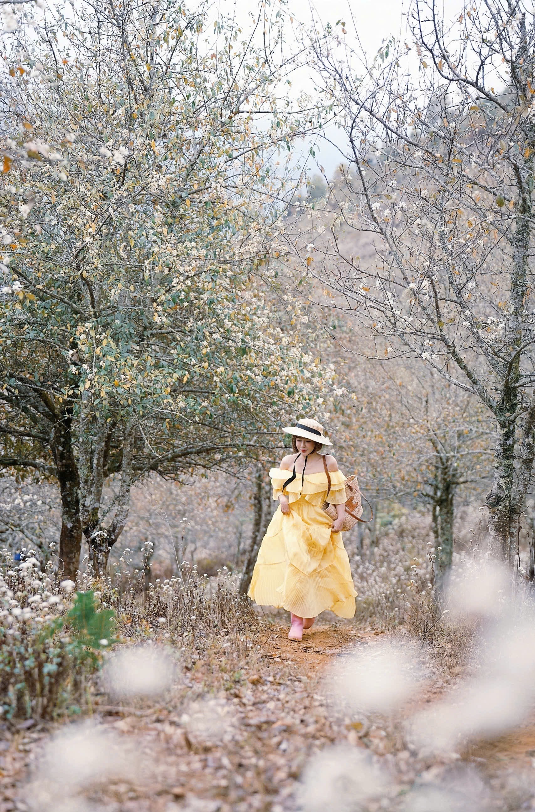 Nữ du khách ngẩn ngơ bên hoa