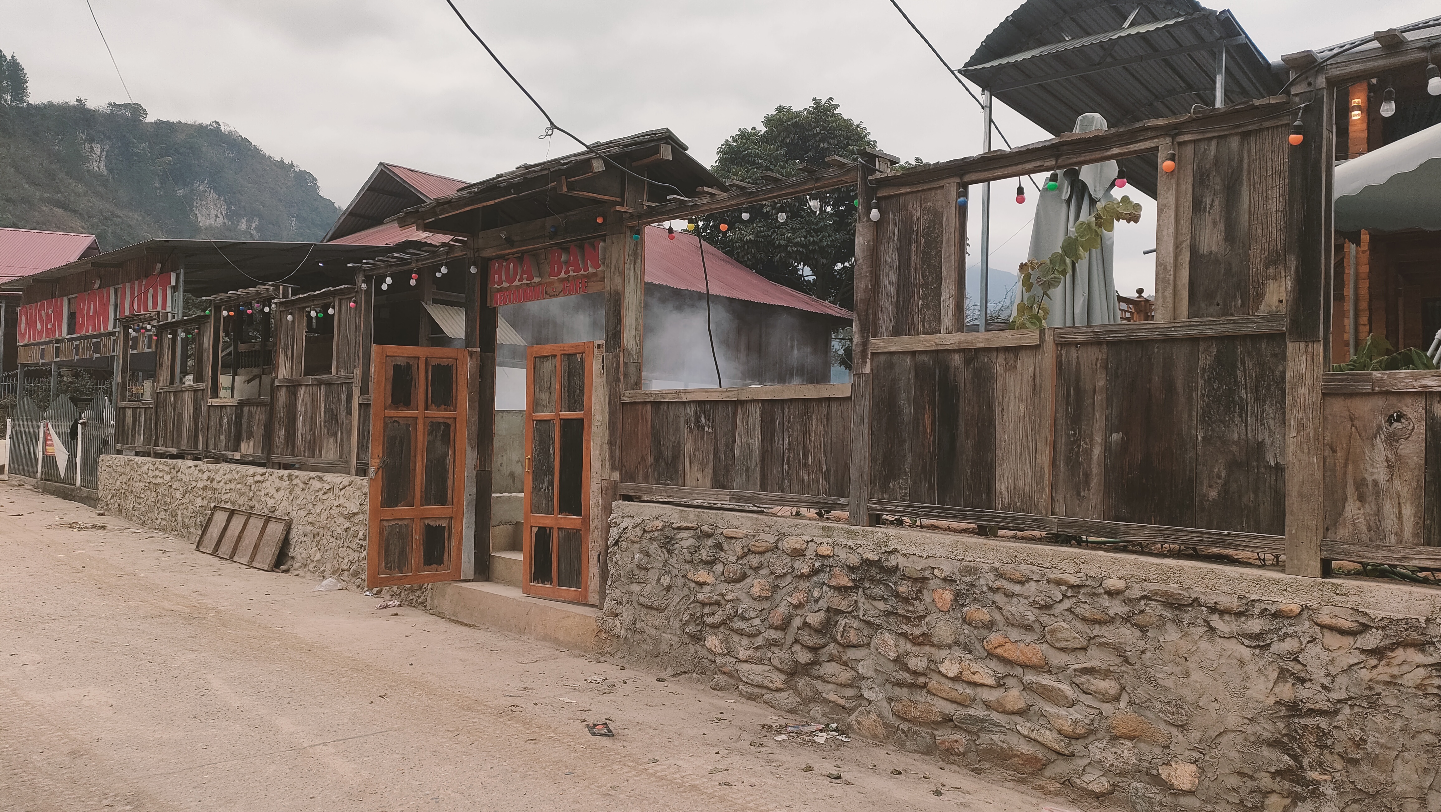 Hàng rào làm bằng gỗ pơ mu