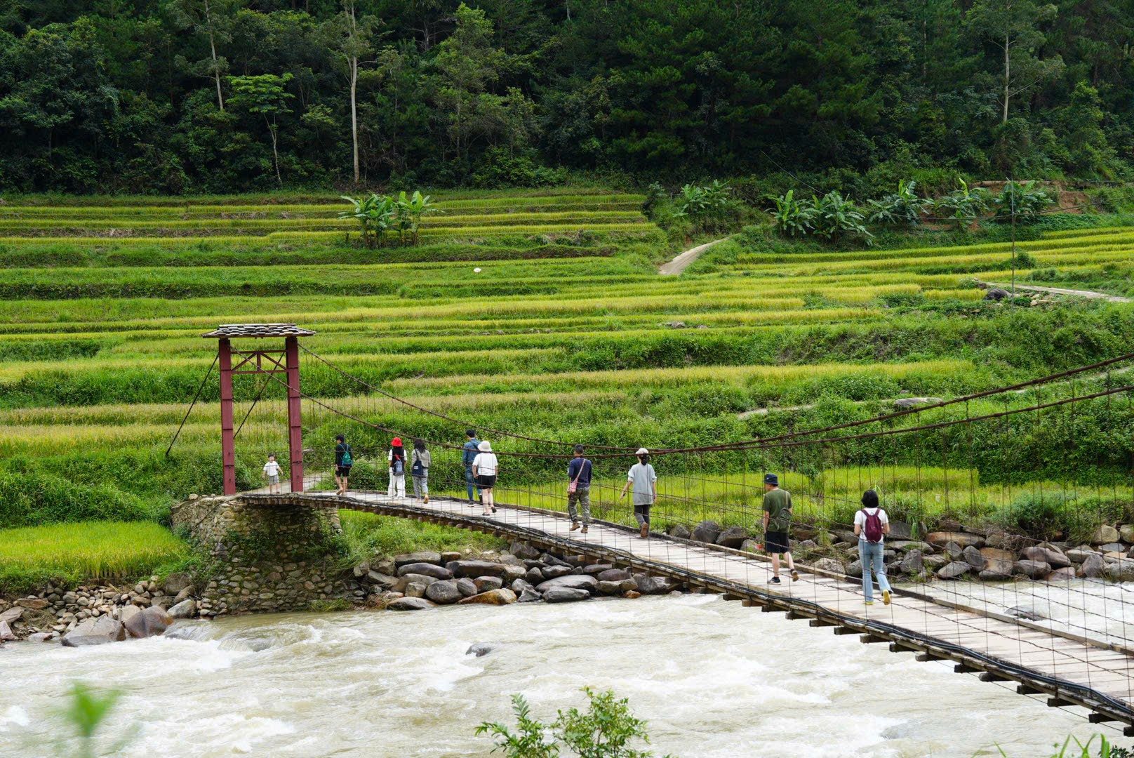 Đi bộ thăm bản làng 