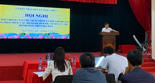 Chủ tịch xã Ngọc Chiến đối thoại với doanh nghiệp