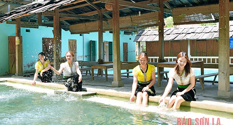 Tắm khoáng nóng ở Ngọc Chiến
