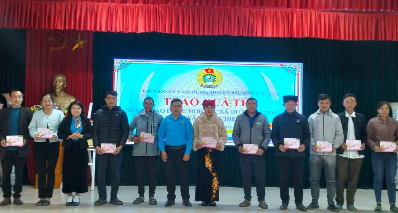 Liên đoàn Lao động huyện Mường La trao quà Tết động viên các gia đình khó khăn vươn lên làm du lịch cộng đồng tại Ngọc Chiến