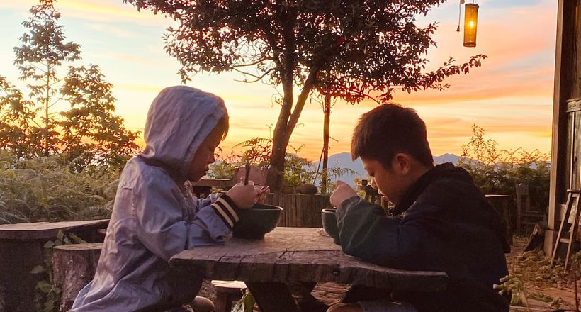 Hành trình chinh phục Tà Tao của gia đình 6 người và kỷ lục em bé 2 tuổi rưỡi