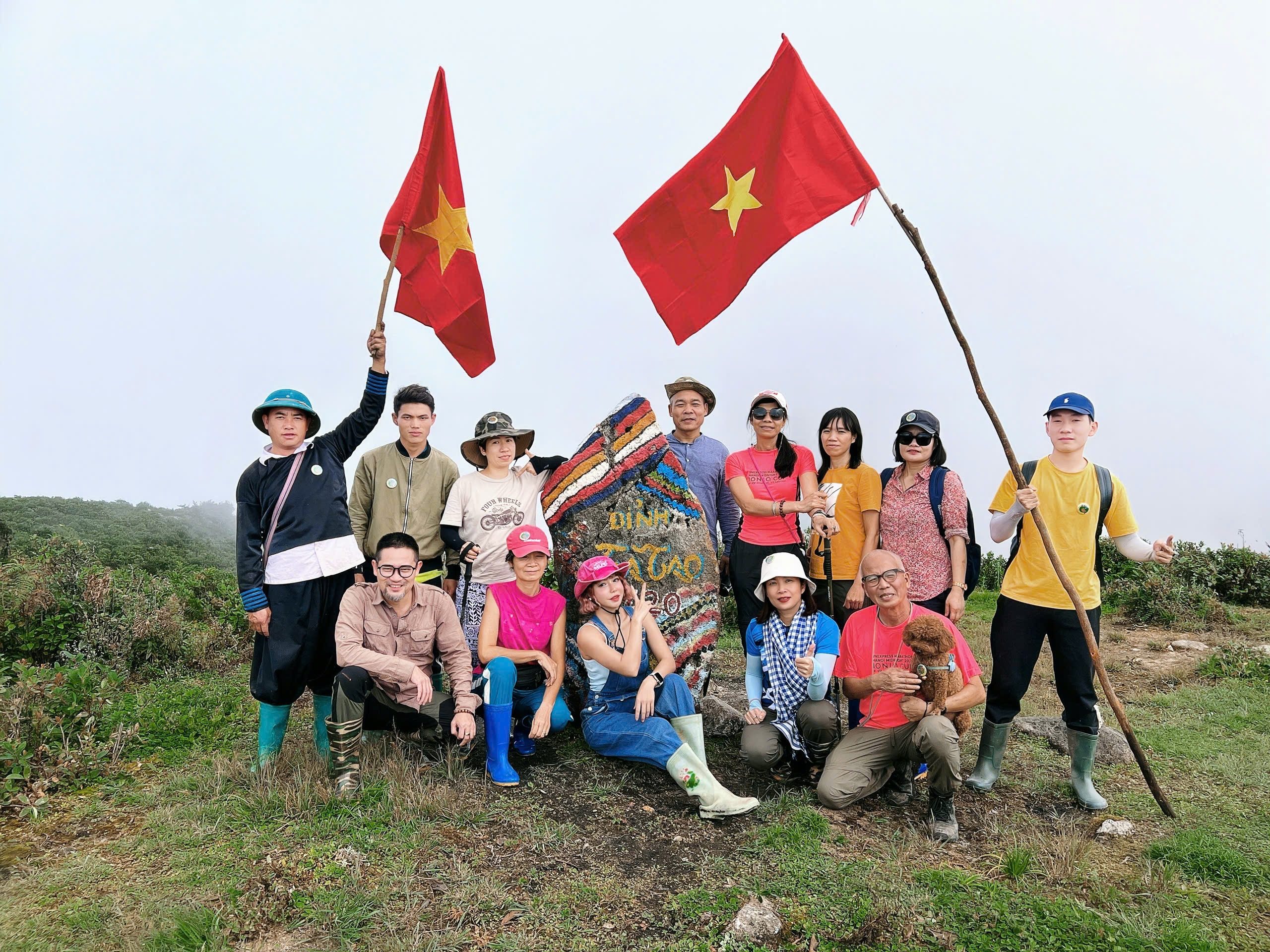 "Khám phá Tà Chì Nhù, Tà Tao: Leo núi và trồng cây xanh"