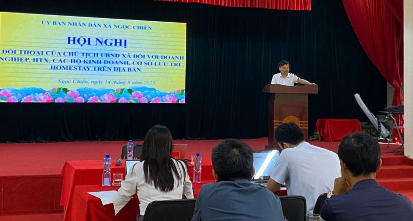 Chủ tịch xã Ngọc Chiến đối thoại với doanh nghiệp