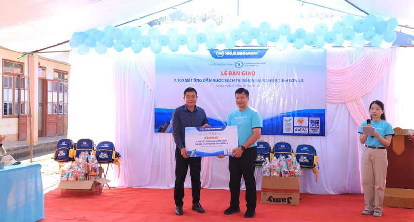 Công ty nhựa Bình Minh trao tặng bản Nậm Nghiệp, xã Ngọc Chiến, tỉnh Sơn La 7.500 mét ống nước