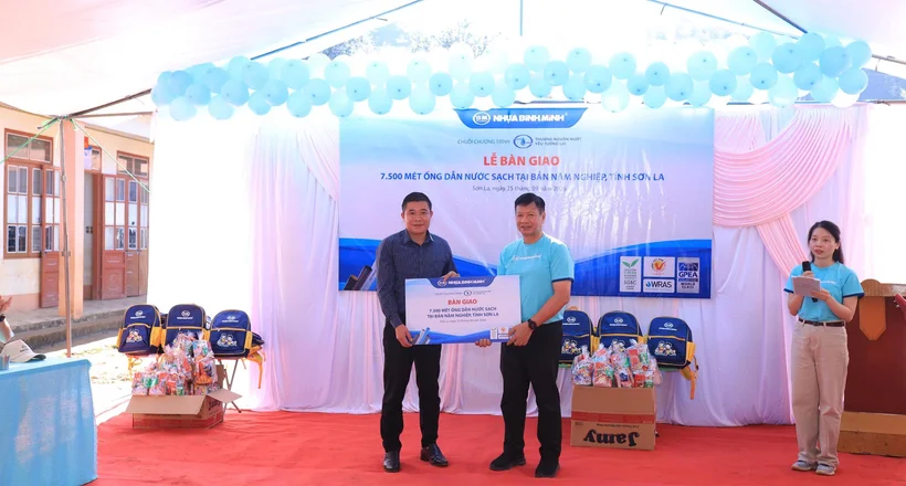 Công ty nhựa Bình Minh trao tặng bản Nậm Nghiệp, xã Ngọc Chiến, tỉnh Sơn La 7.500 mét ống nước