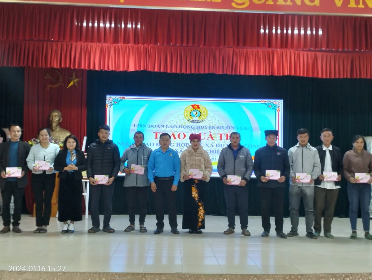 Liên đoàn Lao động huyện Mường La trao quà Tết động viên các gia đình khó khăn vươn lên làm du lịch cộng đồng tại Ngọc Chiến
