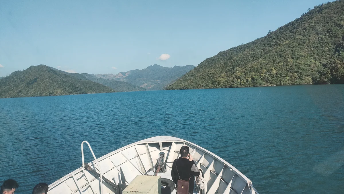 Đi thuyền trên lòng hồ thủy điện Sơn La 
