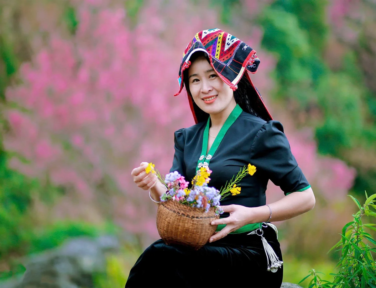 Mùa hoa anh đào thu hút rất nhiều chị em đén chụp ảnh