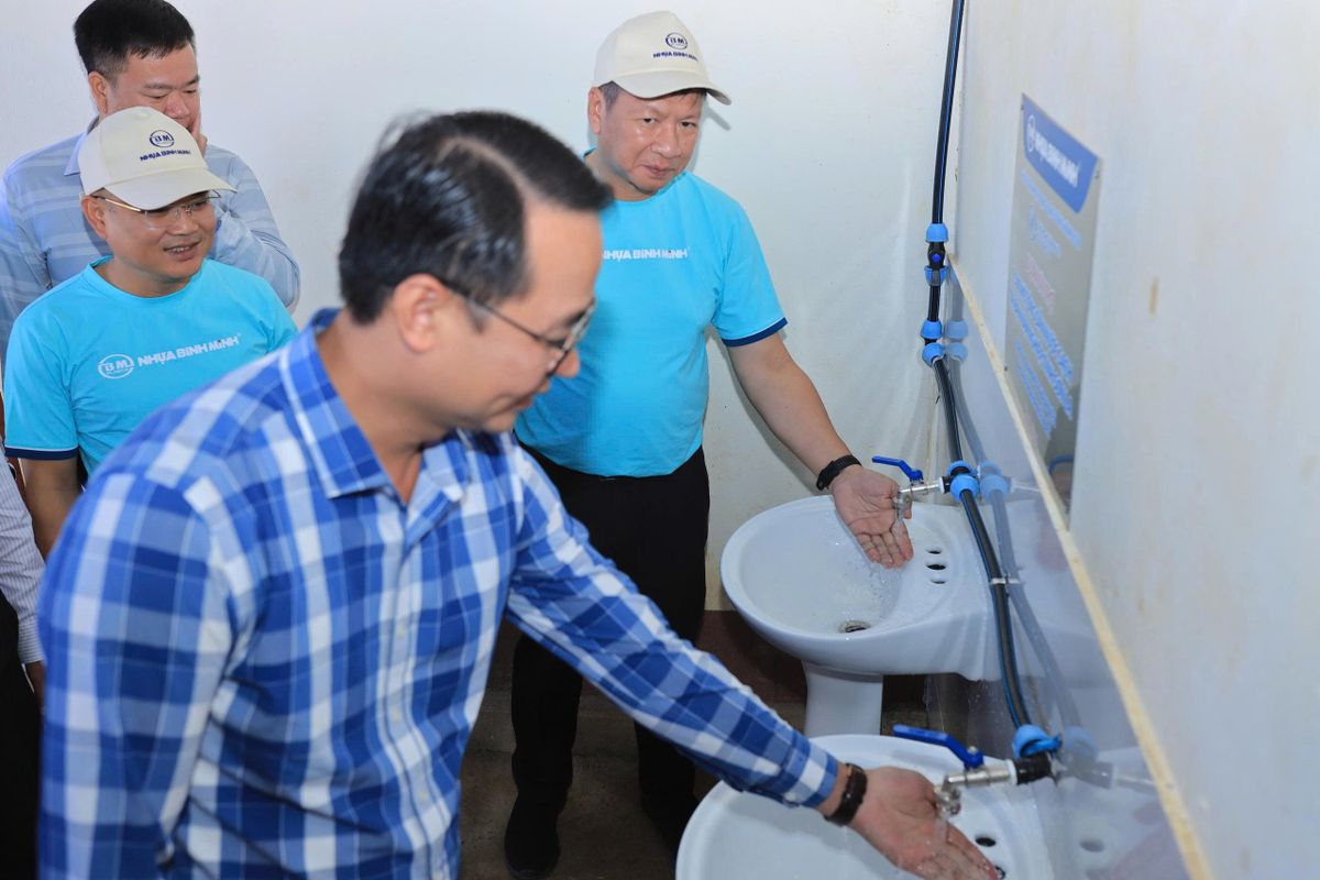 Công ty nhựa Bình Minh tặng ống nước cho bà con Nậm Nghẹp